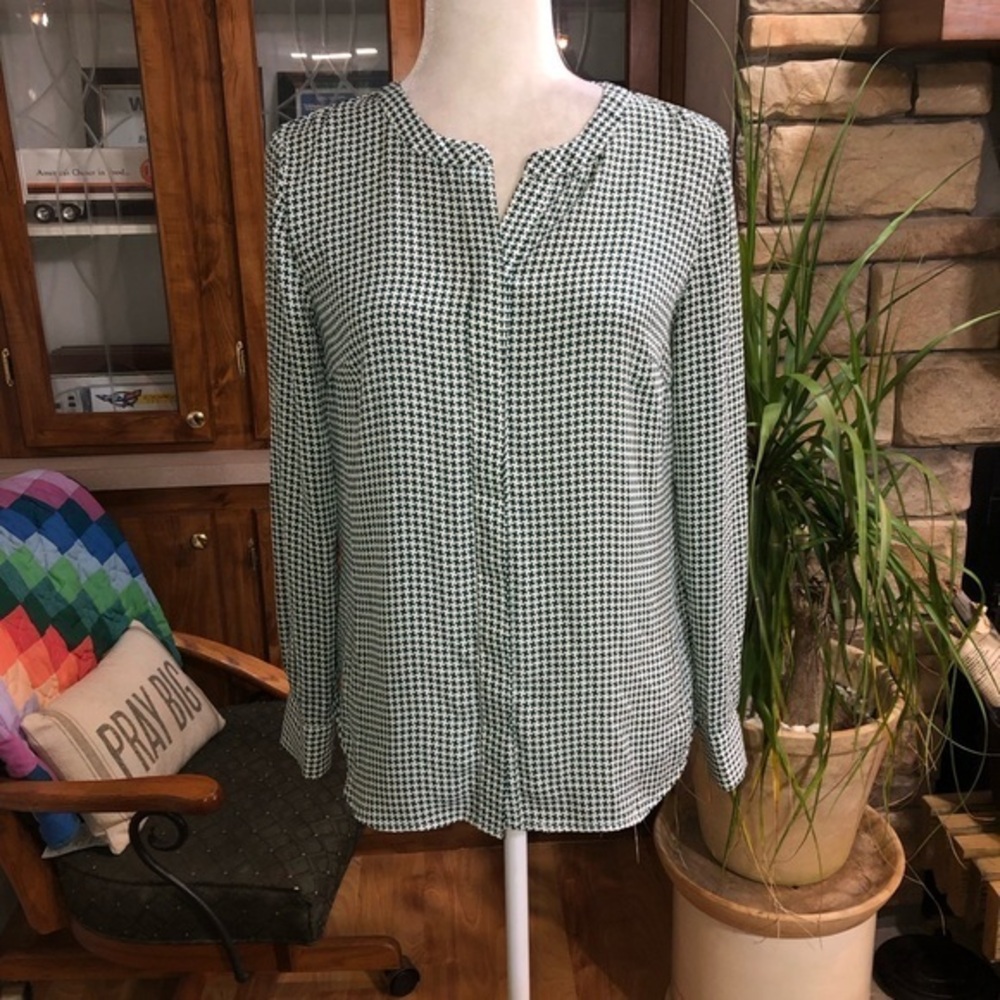 TALBOTS SIZE XS LIKE NEW GREEN AND WHITE HOUNDSTOOTH PATTERN HIDDEN BUTTONS TOP